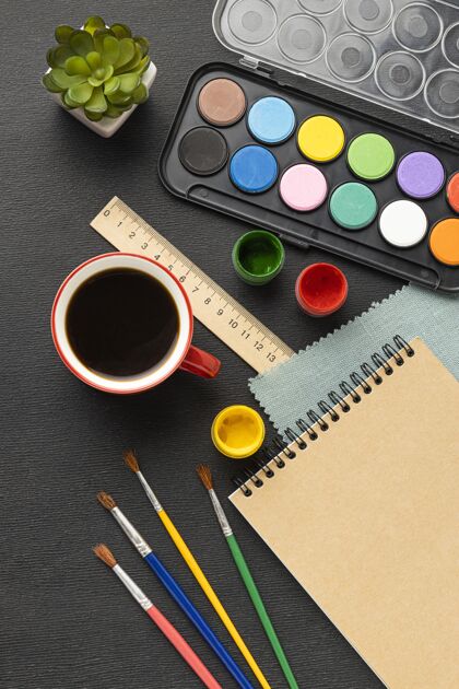 色彩带调色板和咖啡的绘画组俯视图工艺业余爱好工作