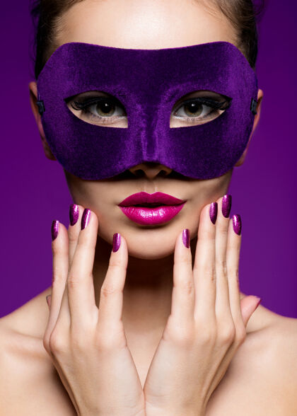 漂亮一个戴着紫罗兰色指甲和戏院面具的美丽女人的肖像面具唇膏女性