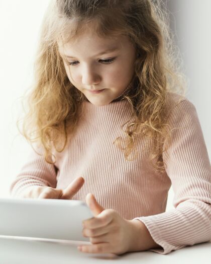 科技拿着智能手机的中枪女孩快乐孩子创新