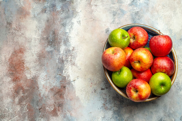 维生素顶视图红色和绿色的苹果在碗上裸体表面复制空间视图柑橘苹果