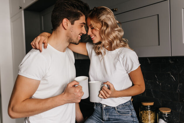 卡布奇诺灵感女孩享受早晨与丈夫室内肖像令人寒心的夫妇喝咖啡男人成人帅哥