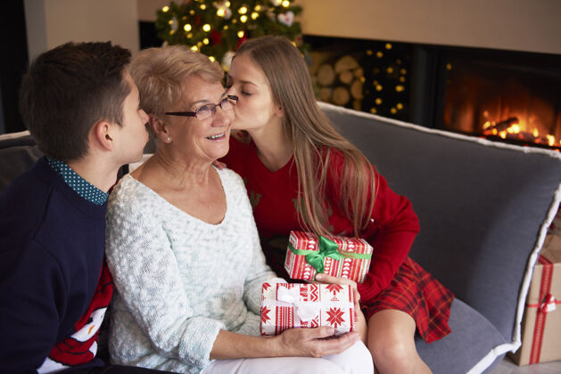 圣诞礼物祖母和她深爱的孙子们房子闭着眼睛女孩