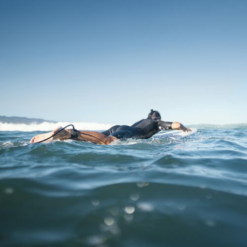 运动员冲浪板上的人在游泳夏威夷冲浪海滩