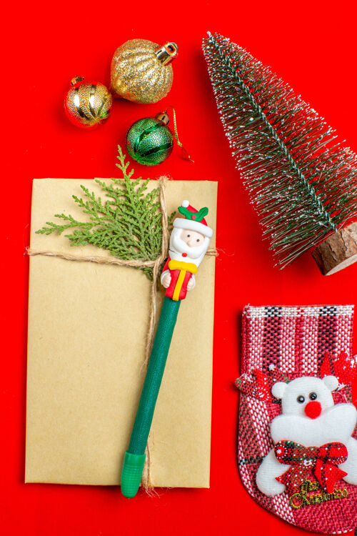 颜色圣诞树数字装饰配件红色和黑色背景的圣诞节心情垂直视图铅笔铅笔盒视图