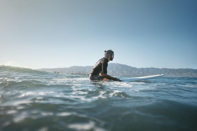 运动员水中冲浪者的远射冒险热带生活方式