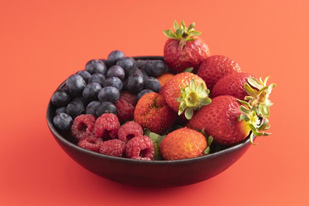 健康草莓 蓝莓和覆盆子的高角度碗美味美味美食