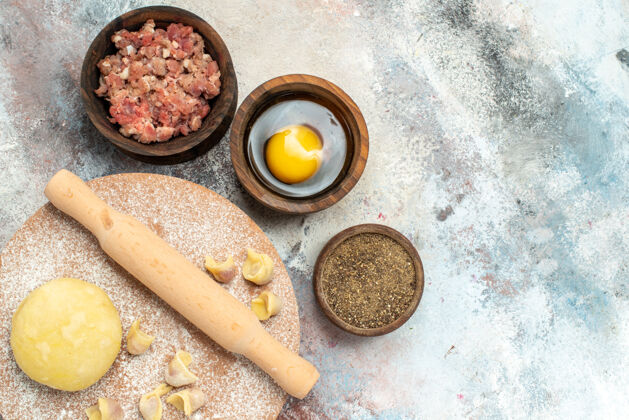 胡椒粉俯视图杜什巴拉面团擀面杖面团糕点板碗肉椒蛋黄裸体表面自由的地方糕点烹饪蛋黄