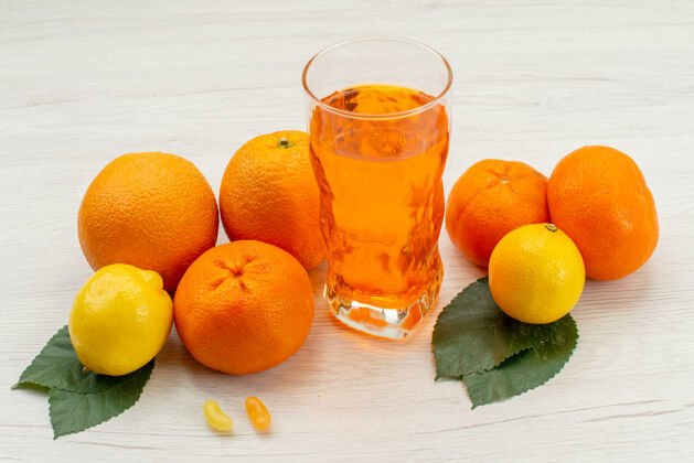 健康白色书桌上摆放着新鲜的橙汁 橙子和柑橘异国情调办公桌橙子