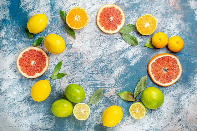 健康顶视图圆形排柑橘类水果柠檬葡萄柚柑桔在蓝白色的桌子上划船多汁水果