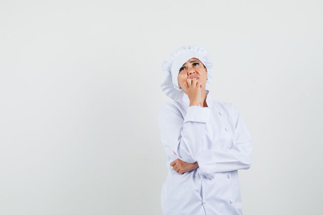 职业女厨师穿着白色制服站在思考的姿势 看起来绝望烹饪女性专业