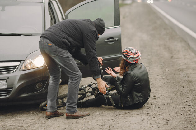 撞车那个女人撞上了车一个戴头盔的女孩安全女性夹克