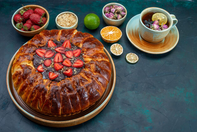 蛋糕半俯视美味的草莓派烤美味的蛋糕与一杯茶饼干美味杯子
