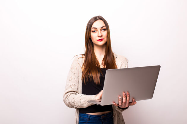 科技快乐惊讶的女人站在灰色笔记本电脑上的画像女性女性无线