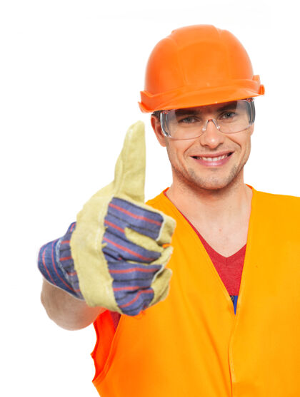 沉重微笑的工匠大拇指竖起标志在橙色的保护制服隔离在白色墙上的特写肖像手势工人雇员
