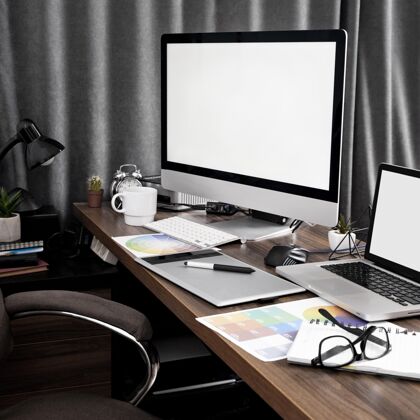 工作电脑屏幕和笔记本电脑上的办公室工作区与调色板工作站工作室局
