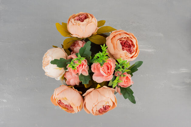 花美丽的粉红玫瑰花束在灰色的表面顶部顶部视图自然