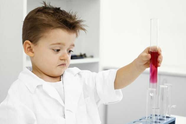 试管男孩科学家在实验室里用试管做实验的侧视图实验室科学实验