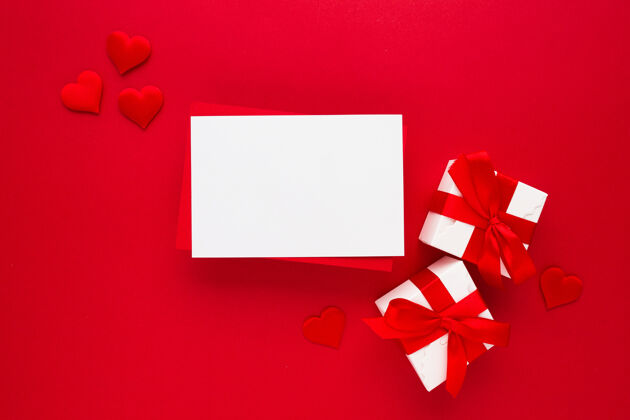 桌子美丽的顶视图空贺卡的情人节在红色婚礼礼品盒礼物
