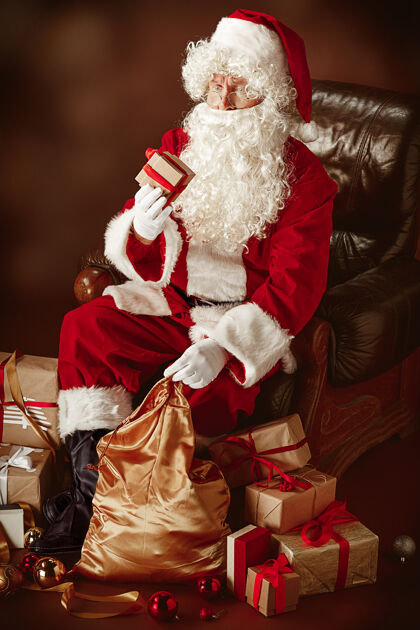 节日穿着圣诞老人服装的人的肖像男人欢呼阅读