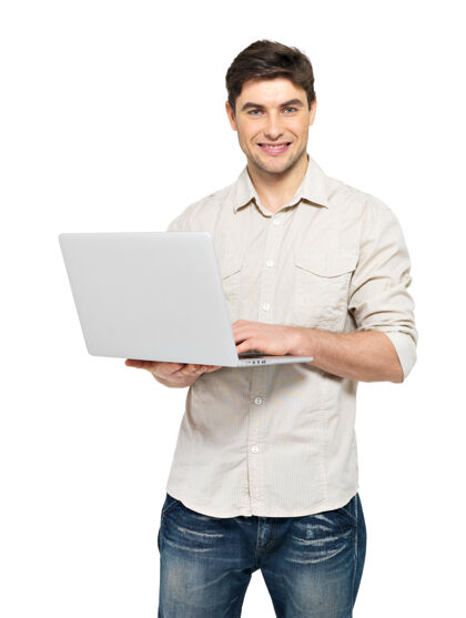 男人随手拿着笔记本电脑的微笑快乐男人的肖像-白色隔离概念交流快乐男人休闲