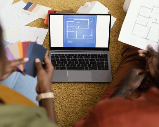 想法高角度的夫妇作出计划 装修房子使用调色板和笔记本电脑家庭生活方式生态