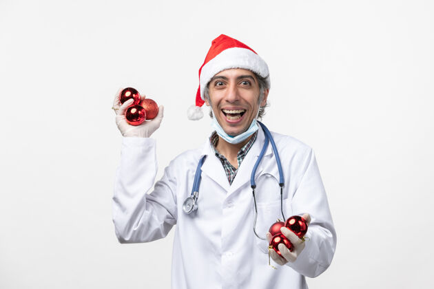 男医生正面图男医生拿着玩具在白墙上病毒冠状病毒情感健康医院医药护士