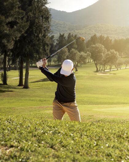 爱好打高尔夫球的人的正视图男性游戏垂直