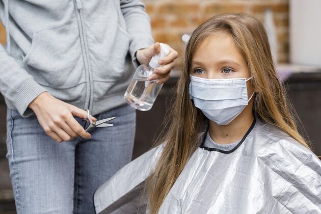 修身师在理发店戴着医用口罩的小女孩房子女小