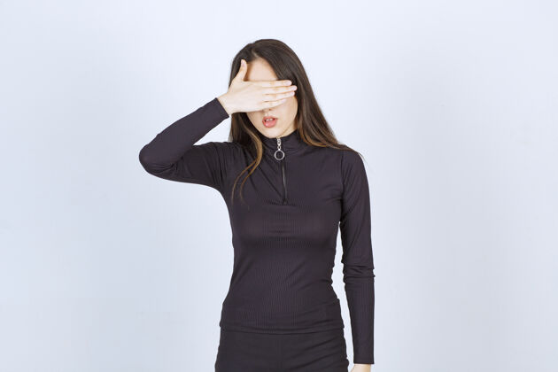 女人穿黑衣服遮住脸或眼睛的女孩休闲隐私视野