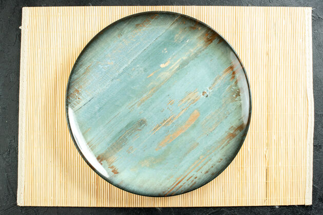 月球顶视图青色圆形盘片米色板在黑色的桌子上板宇宙全球