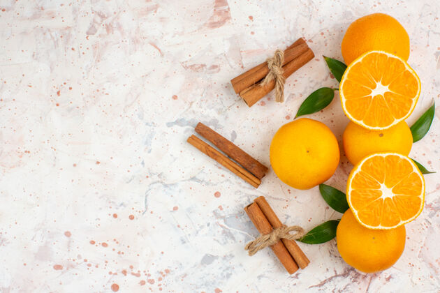 维生素顶视图新鲜的柑桔肉桂棒在明亮的隔离表面自由的地方脐橙视野多汁