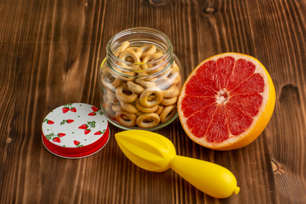 可食用水果正面是棕色桌子上的葡萄柚和饼干水果甜味柑橘