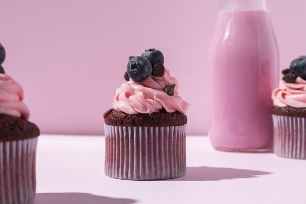 水平美味的蓝莓纸杯蛋糕粉色背景食品零食