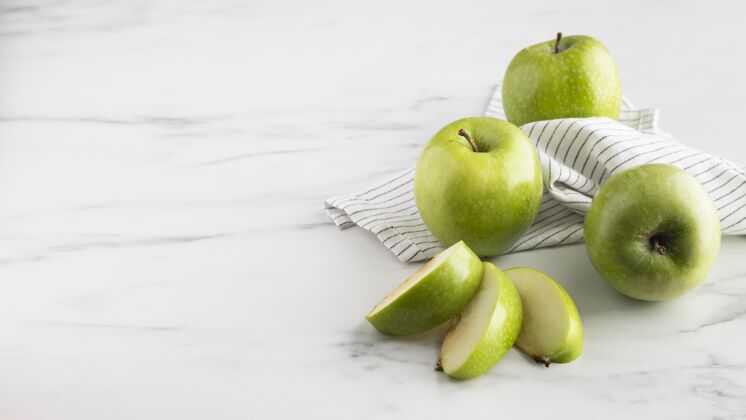 美味高角度的苹果片放在桌子上 留有复印空间甜味小吃美食