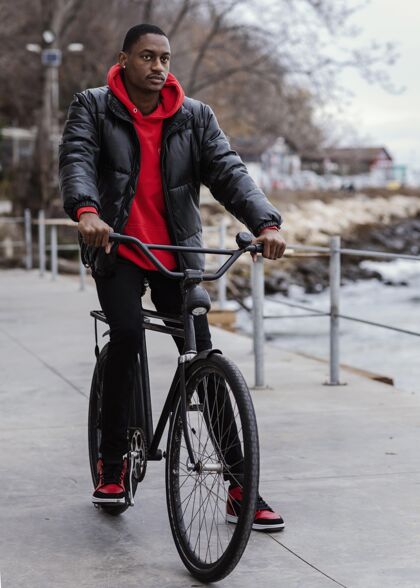 自行车非裔美国人骑自行车城市游客自行车