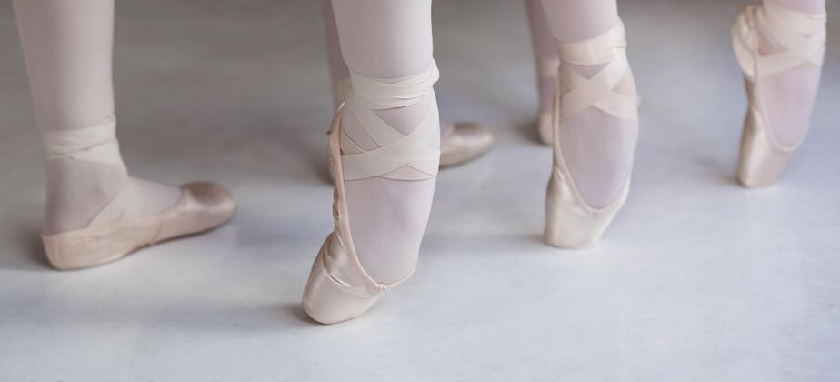 芭蕾舞演员专业芭蕾舞演员穿着尖头鞋一起训练舞蹈专业艺术