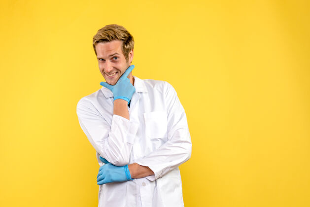 医疗正面图黄色背景上微笑的男医生医疗卫生科维德大流行冠状病毒微笑大流行