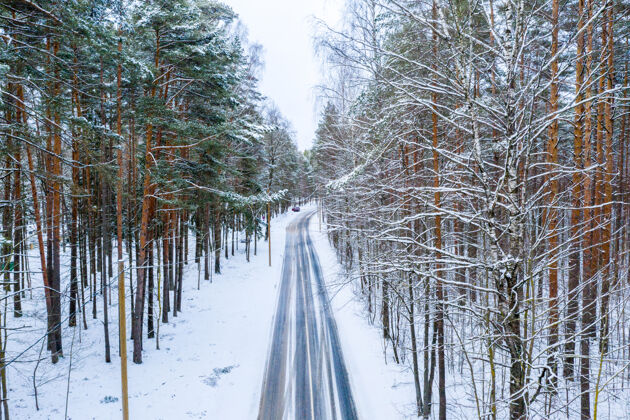天空穿越森林的冬季公路鸟瞰图白天公园乡村