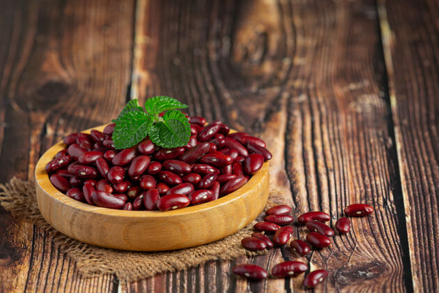 物品小木盘里的红芸豆种子蛋白质自然