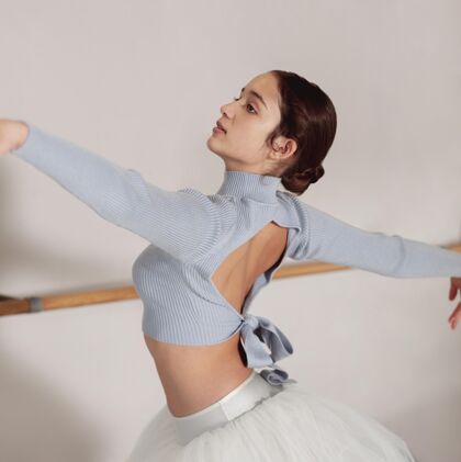 芭蕾芭蕾舞演员穿着芭蕾舞裙排练的侧视图表演垂直女子
