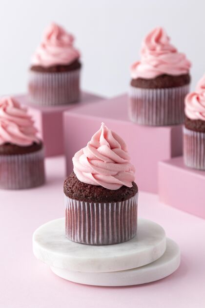 烘焙美味的粉红色奶油蛋糕安排冰甜点