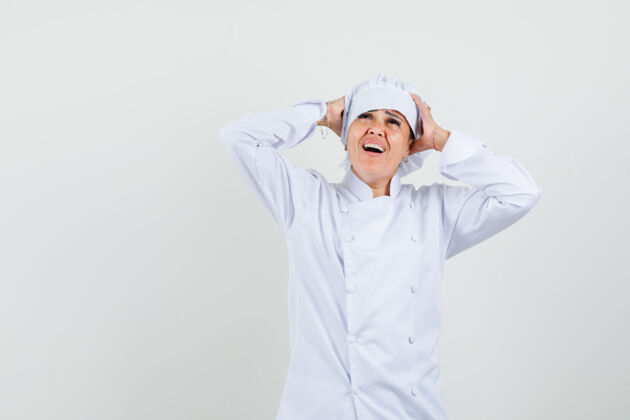 烹饪身着白色制服的女厨师双手抱着头 看上去很开心工作烹饪女性