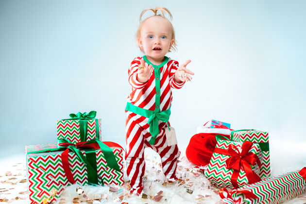 年轻可爱的女婴1岁戴圣诞帽摆圣诞造型衣服出生新的