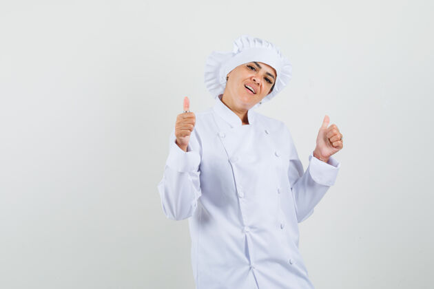 柜台身着白色制服的女厨师竖起大拇指 看上去很自信新鲜餐厅双人