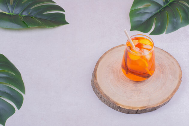 酒精一杯里面有柑橘类水果的果汁饮料水冷