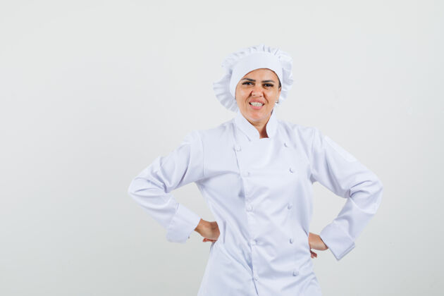 厨师身着白色制服的女厨师手挽腰 神情欢快餐厅手柜台
