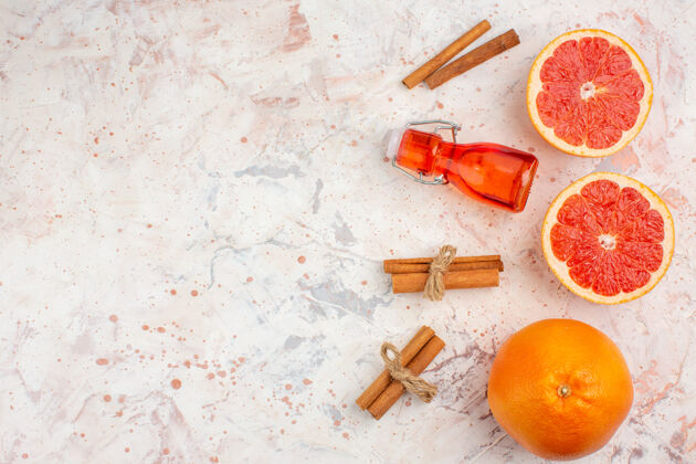 柑橘俯视图切割柚子柚子肉桂棒瓶裸体表面与复制的地方肉桂橘子瓶子
