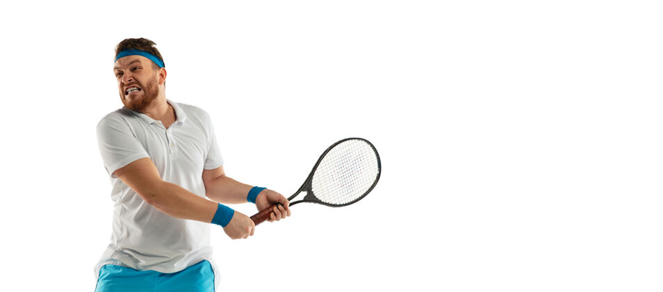 运动员职业网球选手的搞笑情绪孤立在白墙上 比赛中的兴奋效果男的胡须