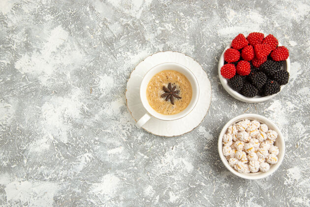 美味俯瞰一杯咖啡美味的卡布奇诺与浆果在白色的表面杯子健康的碗