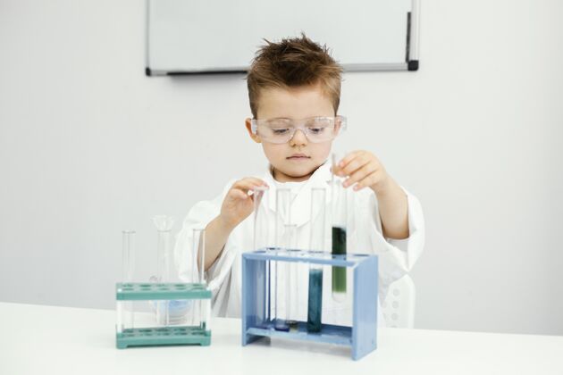 科学可爱的年轻科学家在实验室用试管做实验水平孩子学习